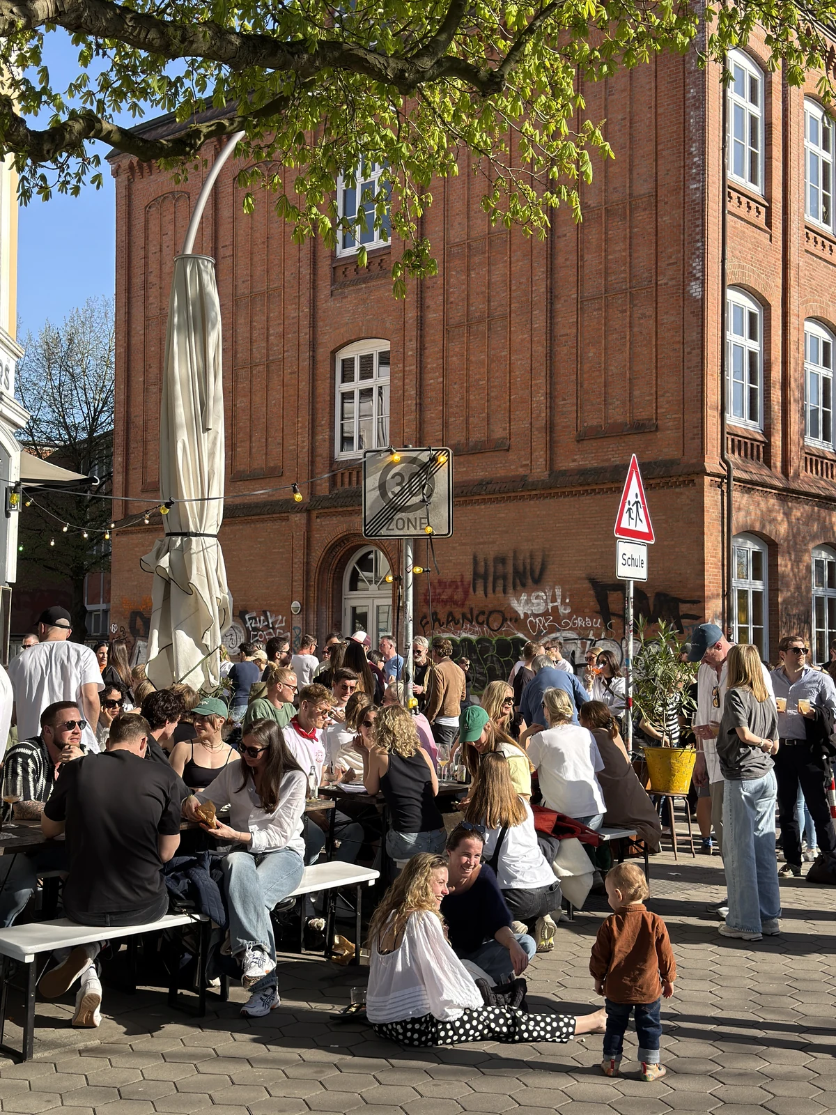 Viele Gäste bei einer Veranstaltung vor dem WOHLERS